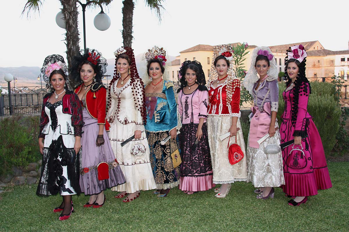 La presidenta y las Damas Goyescas esta tarde en el Parador antes del pregón de Feria.