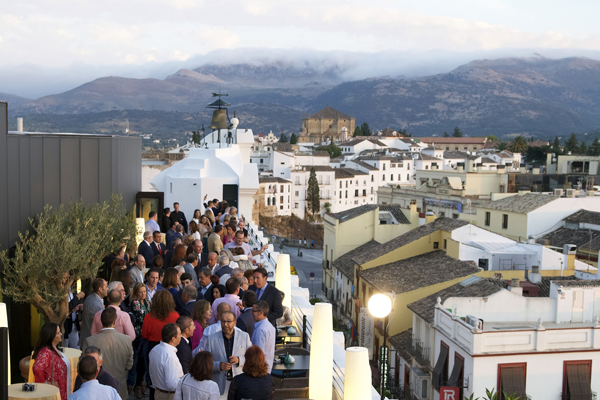 La inauguración del nuevo establecimiento hotelero se realizó en la terraza que cuenta con vistas panorámicas.
