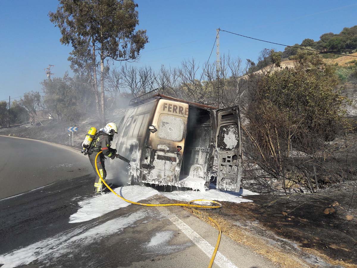 Las llamas se extendieron en la zona tras arder una furgoneta.