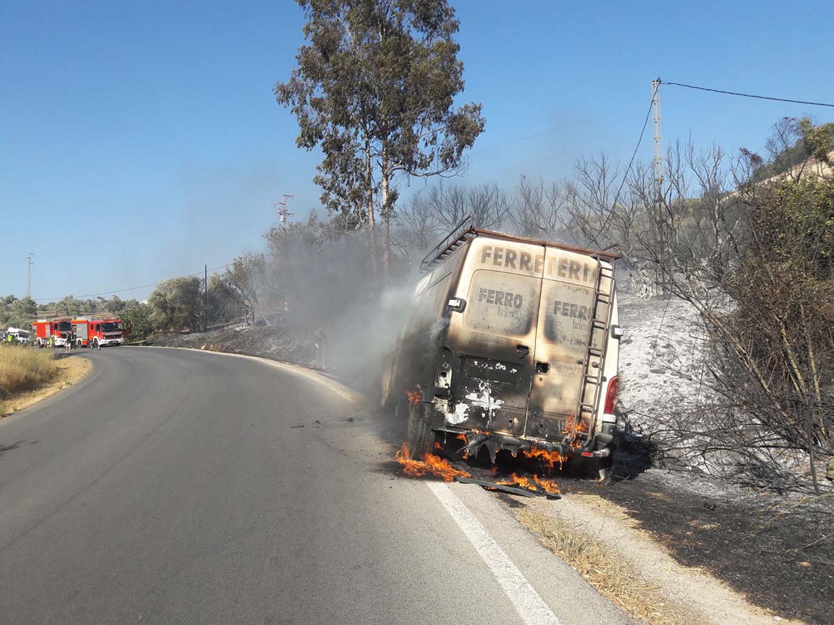 Todo apunta a que una furgoneta que ha ardido en la carretera ha provocado el incendio.