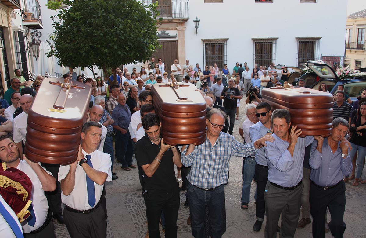 Los cuerpos de los tres cooperantes entraron juntos en la colegiata de Santa María.