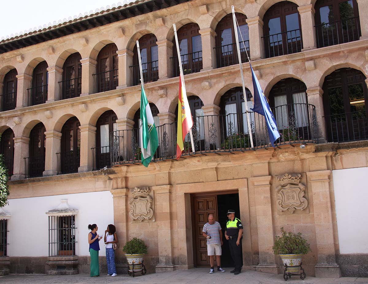 Las banderas del Ayuntamiento ondean a media asta durante estos días.