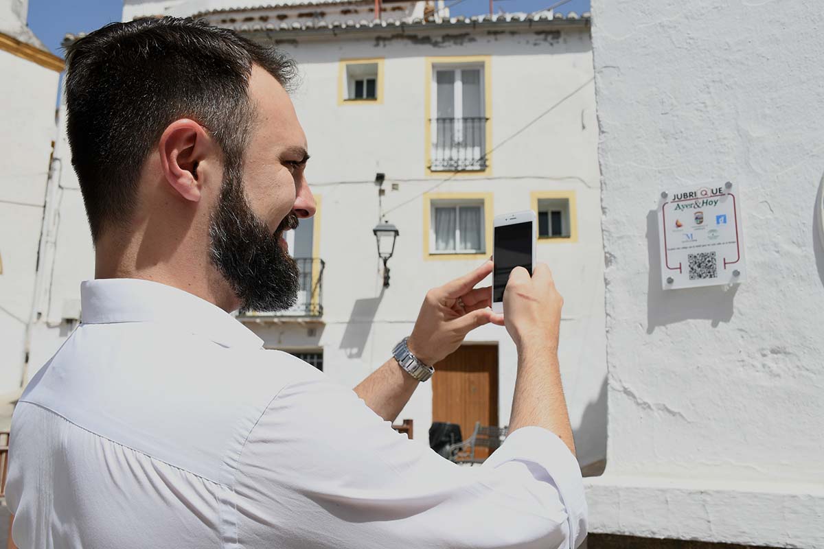 Algunos de los códigos QR que se han instalado en placas identificativas a lo largo y ancho de Jubrique.