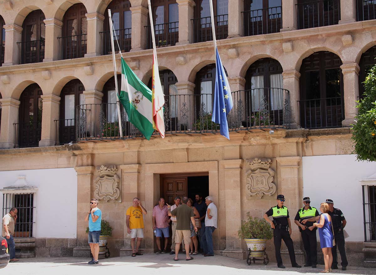 Familiares y amigos se han concentrado hoy en el Ayuntamiento donde las banderas ondean a meda asta.