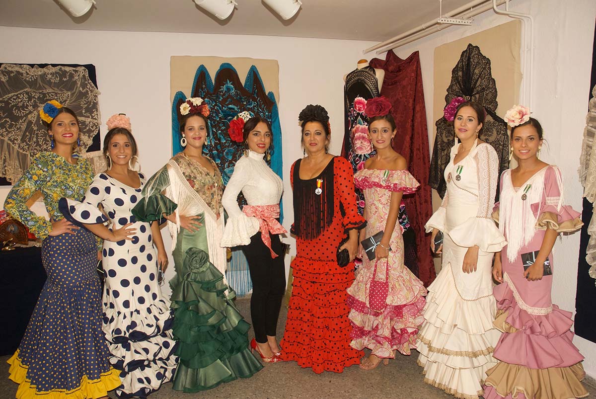 La presidenta y las Damas Goyescas en la muestra de mantones y mantillas de Rosario Solís.