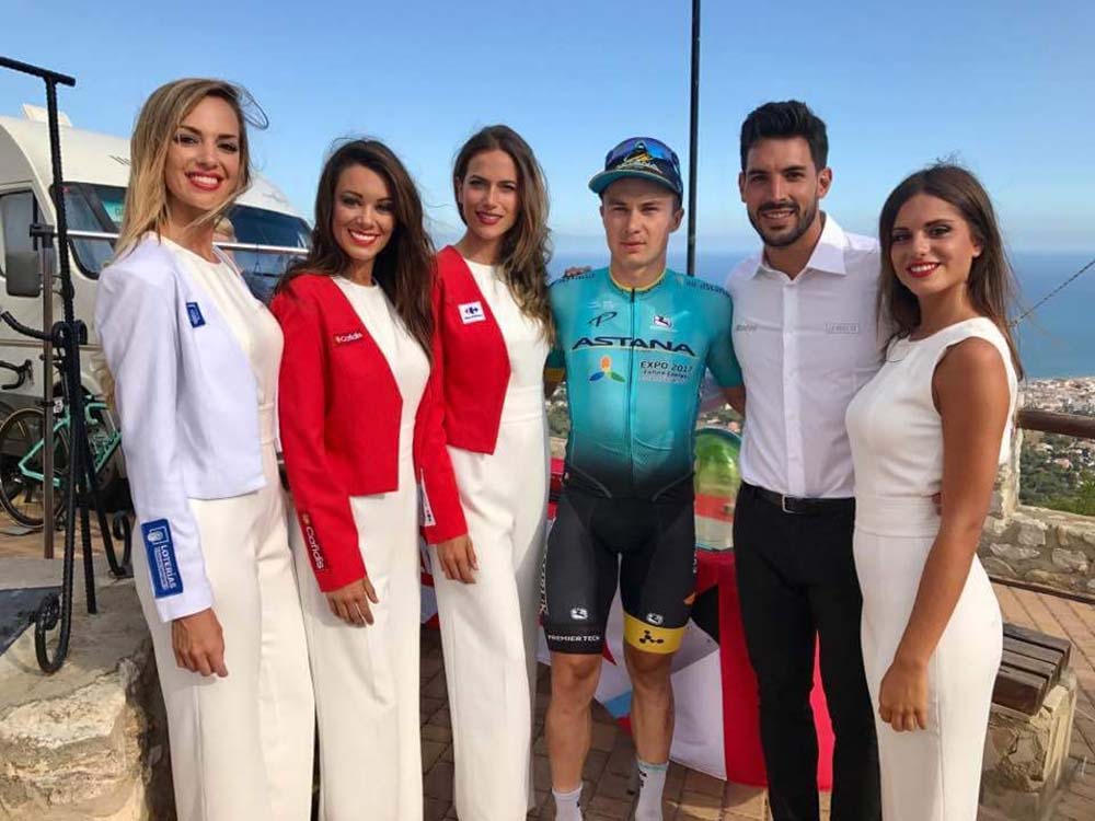 La joven rondeña María Ruiz (Miss Málaga 2015) continúa su periplo como azafata en la Vuelta Ciclista a España