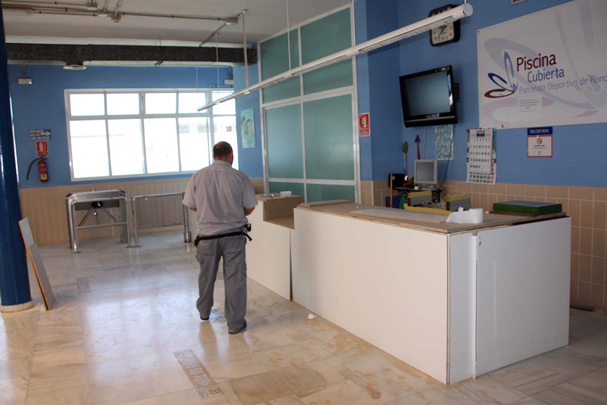 Los trabajos se están centrando en la recepción y en los vestuarios de la piscina.