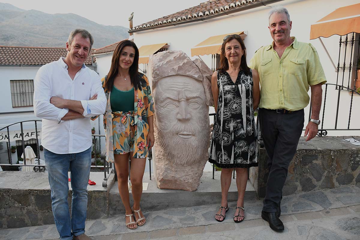 El autor junto al monumento que se ha situado en Parauta.