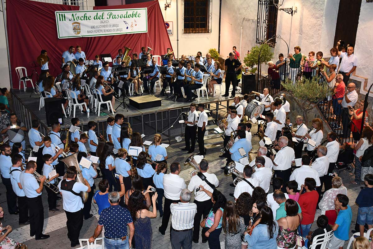 Los pasodobles sonaron con gran intensidad en la plaza del pueblo.