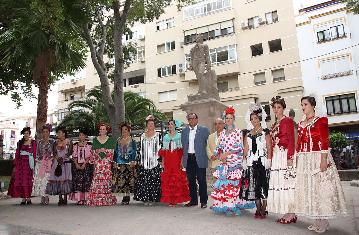 Autoridades locales, presidenta de los festejos y Damas Goyescas en el homenaje a Pedro Romero.