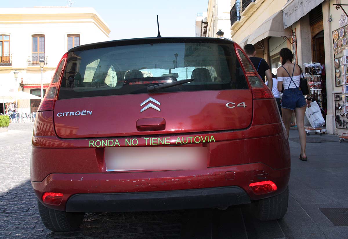 Un coche en Ronda con una pegatina que reivindica la autovía con Málaga.