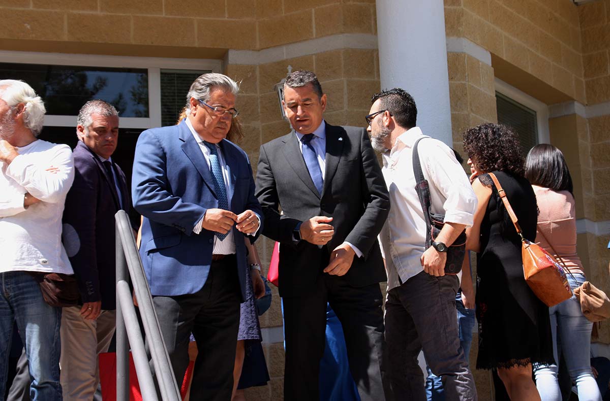 El ministro de Interior, el conejero de Empleo y el Delegado del Gobierno en Andalucía abandonando el tanatorio tras dar el pésame a los familiares.