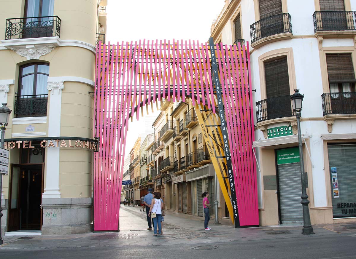 La portada está situada un año más en el primer tramo de la calle Espinel.