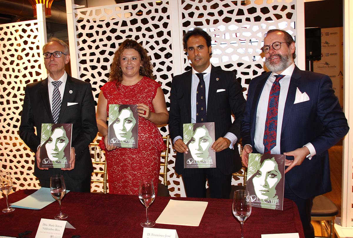 La presentación de la revista se realizó durante una cena de socios celebrada en un céntrico restaurante.