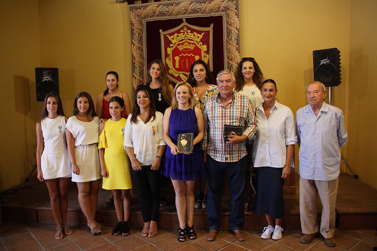 La concejal de Fiestas, presidenta, Damas Goyescas y autores de artículos de la revista.
