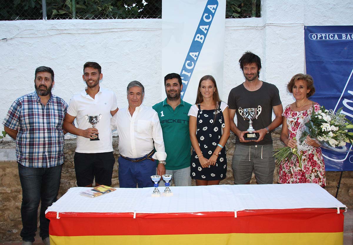 El vencedor, segundo clasificado y los organizadores y patrocinadores del torneo de tenis.