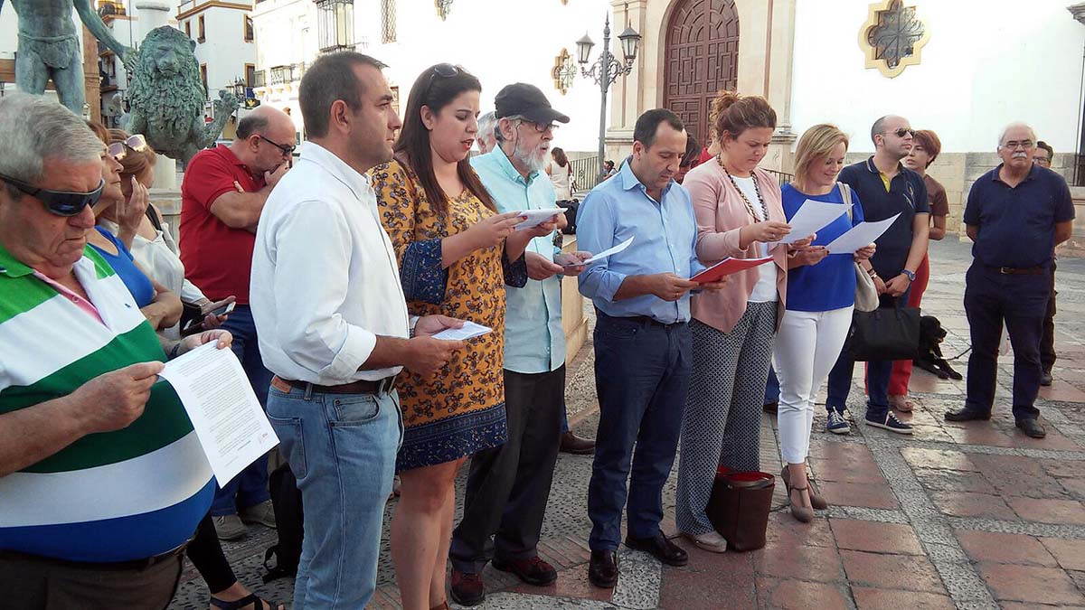 Ruiz Espejo con concejales y militantes rondeños del PSOE.