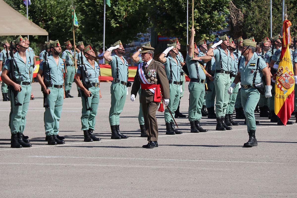 Momento en el que los mandos militares revisan la formación de la tropa legionaria.