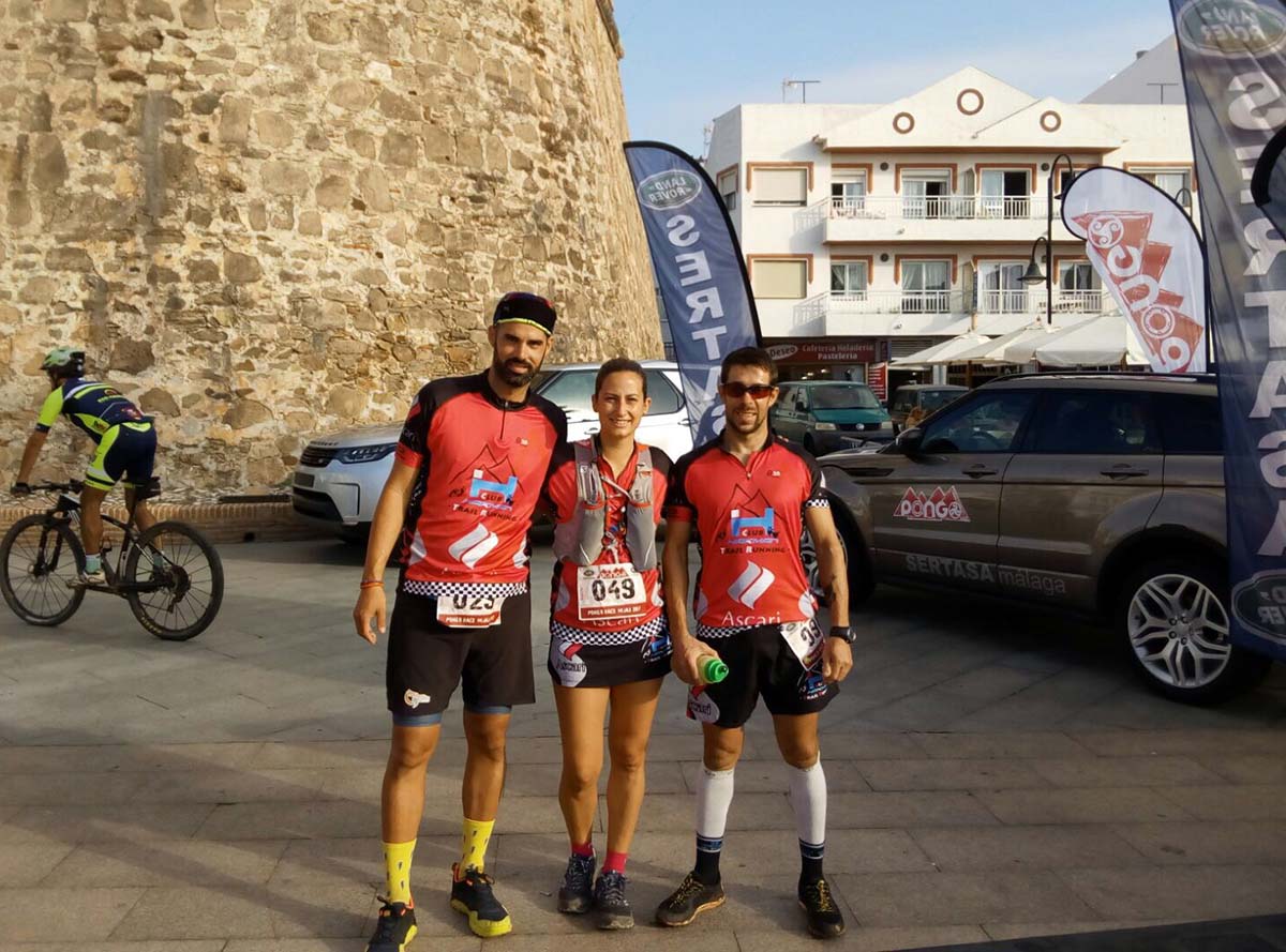 Inmaculada, en el centro de la imagen, junto a sus dos copañeros de equipo en Mijas.
