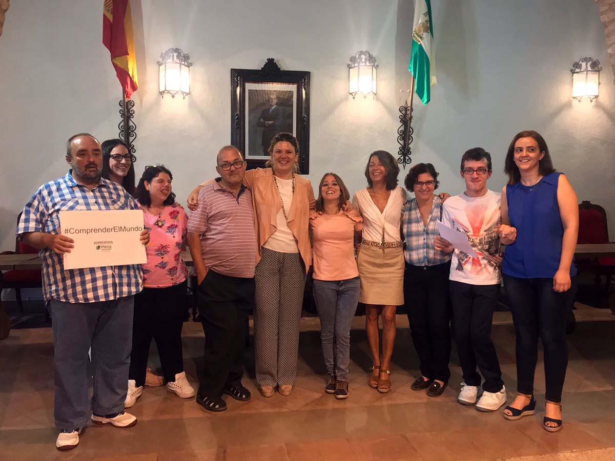 Usuarios y directivos de Asprodisis han visitado hoy el Ayuntamiento.