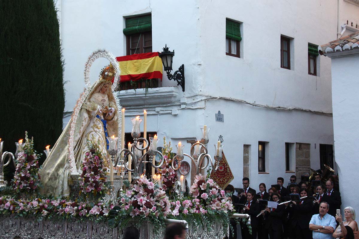 La Virgen de la Aurora, tras su salida, en la plaza Duquesa de Parcent.