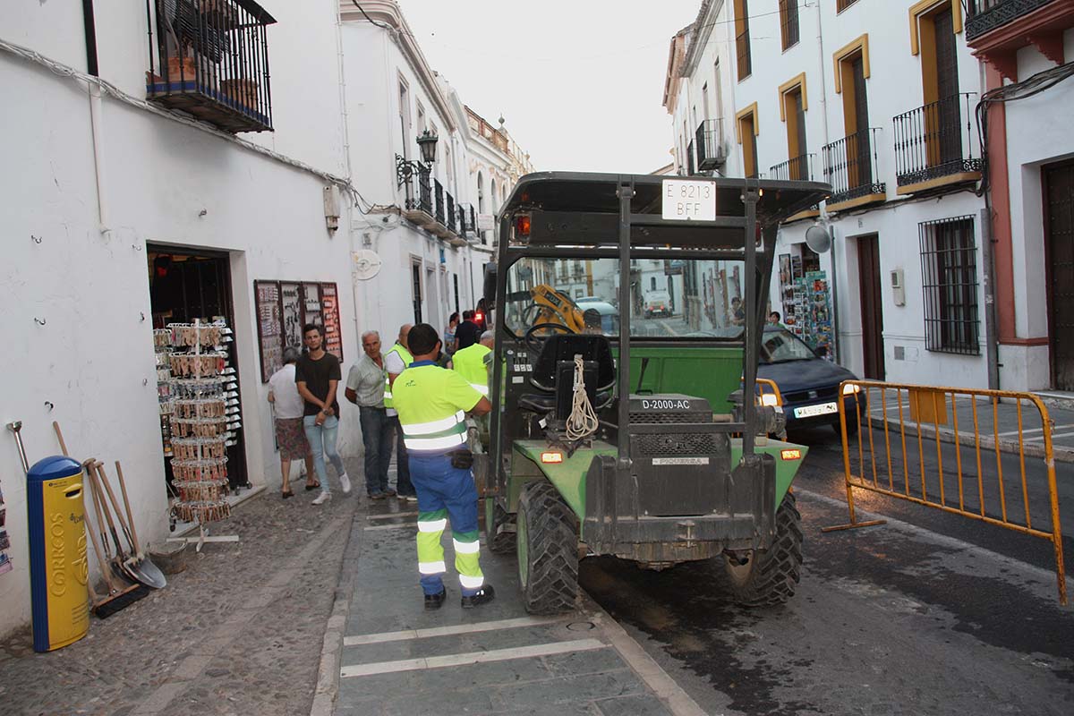 Operarios de Aqualia en una de las principales arterias de la ciudad.