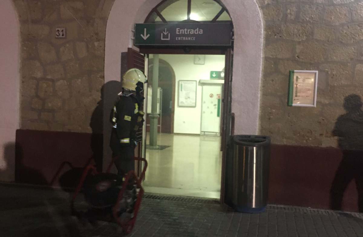 Momento de la actuación de los bomberos en el bar de la estación del tren.