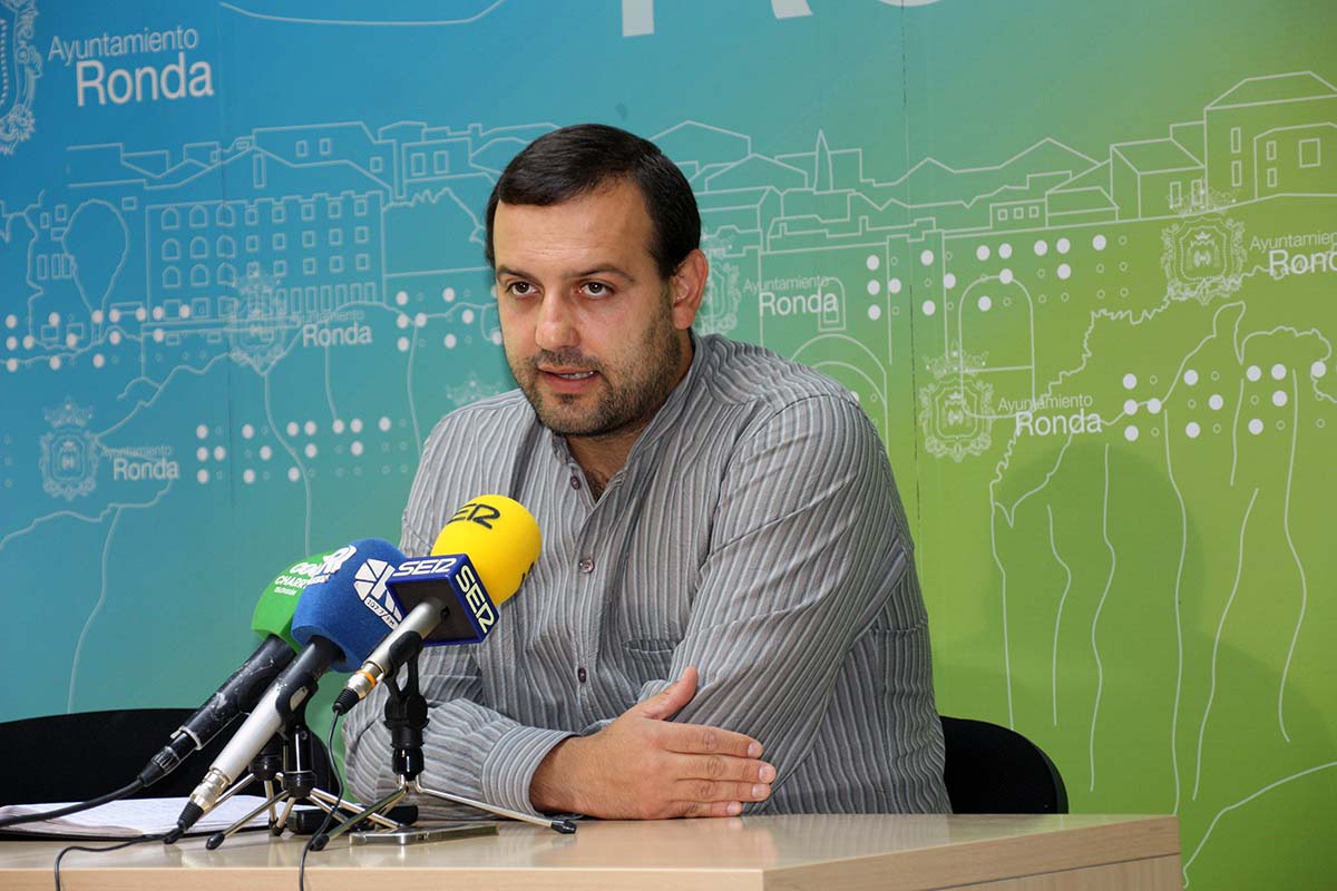 El portavoz de IU en la rueda de prensa ofrecida hoy en el Ayuntamiento.