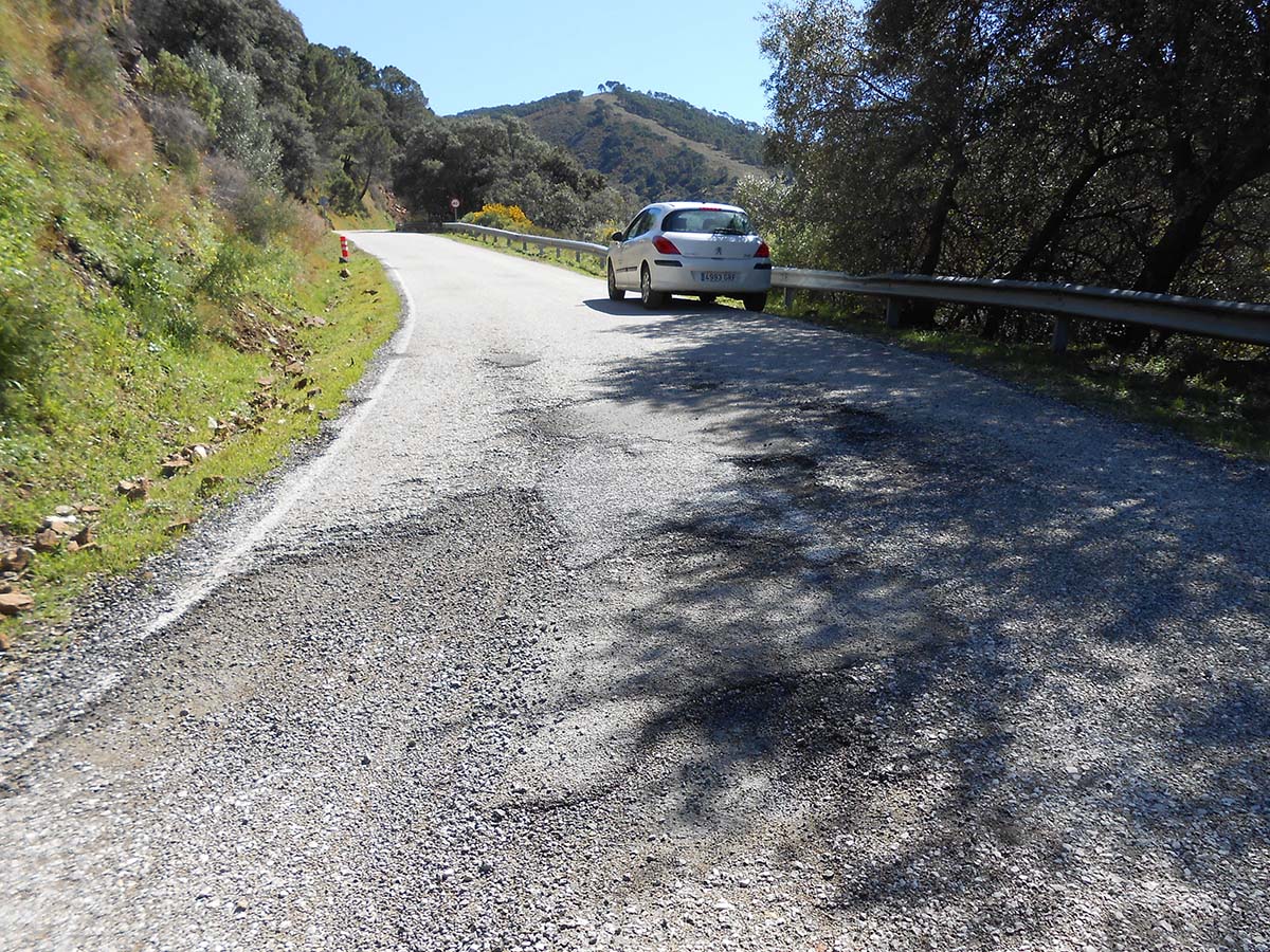Algunas carreteras precisan una actuación urgente debido al mal estado que ofrecen.