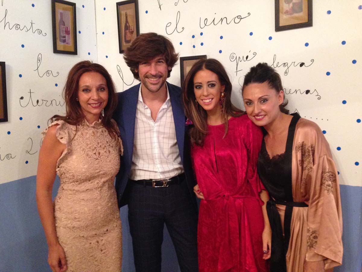 El cantaor Manuel Lombo con Concha Muñoz y dos amigas en el Real.