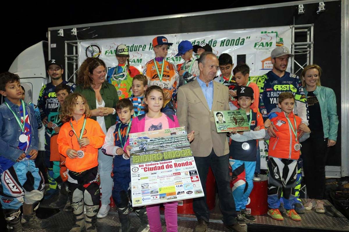 La alcaldesa, la edil de Deportes, Leocadio Corbacho, los hermanos guerrero y pequeños en la entrega de trofeos.