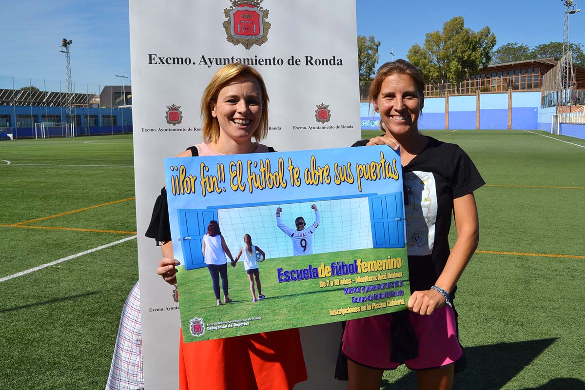 La concejal de Deportes ha presentado la escuela junto a la futbolista rondeña.