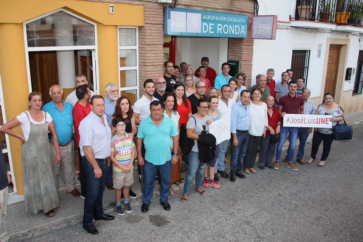 El precandidato a la Secretaría del PSOE de Málaga junto a militantes de Ronda y la comarca.