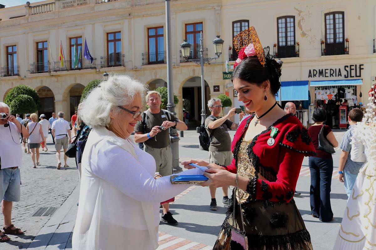 Las Damas Goyescas obsequiarán flores a los turistas durante las actividades programadas.