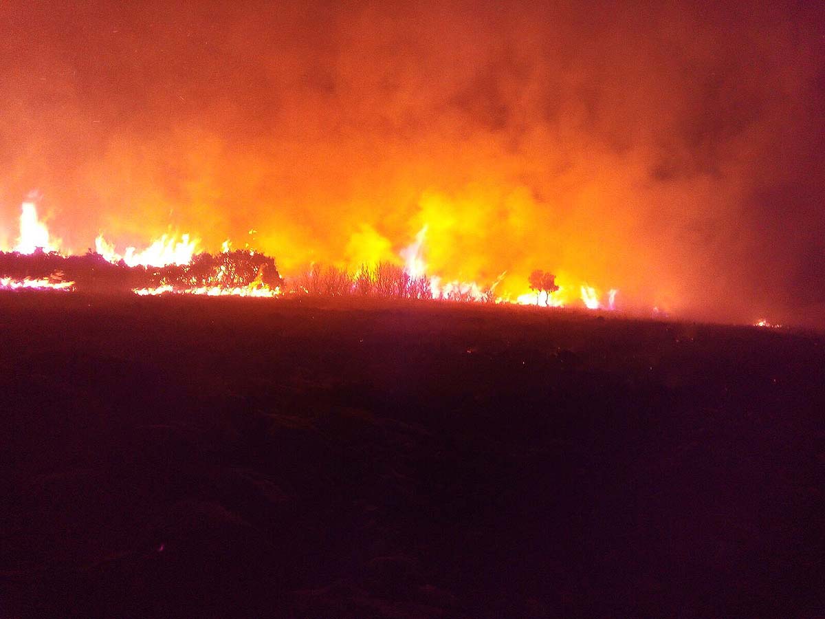 El incendio sigue activo según demuestran las imágenes tomadas en la zona esta misma noche. Foto Bomberos.