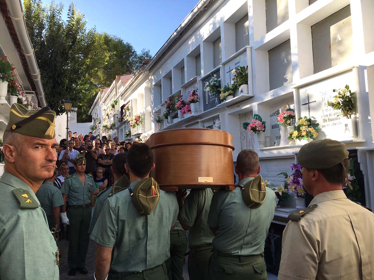 Momento en el que los restos del general Faura Martín llegan al Cementerio de Gaucín portado por legionarios.