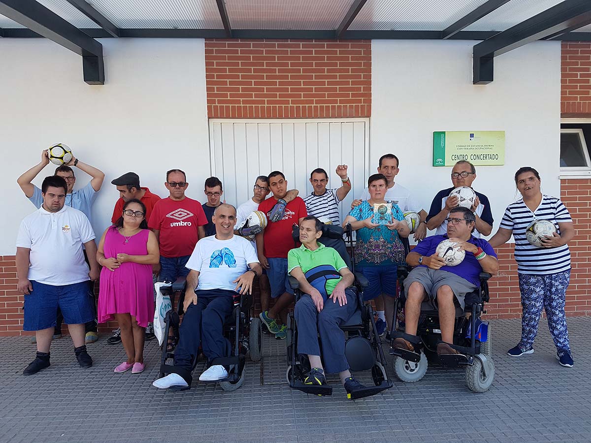 Miembros de Asprodisis con balones esperando la jornada de este fin de semana.
