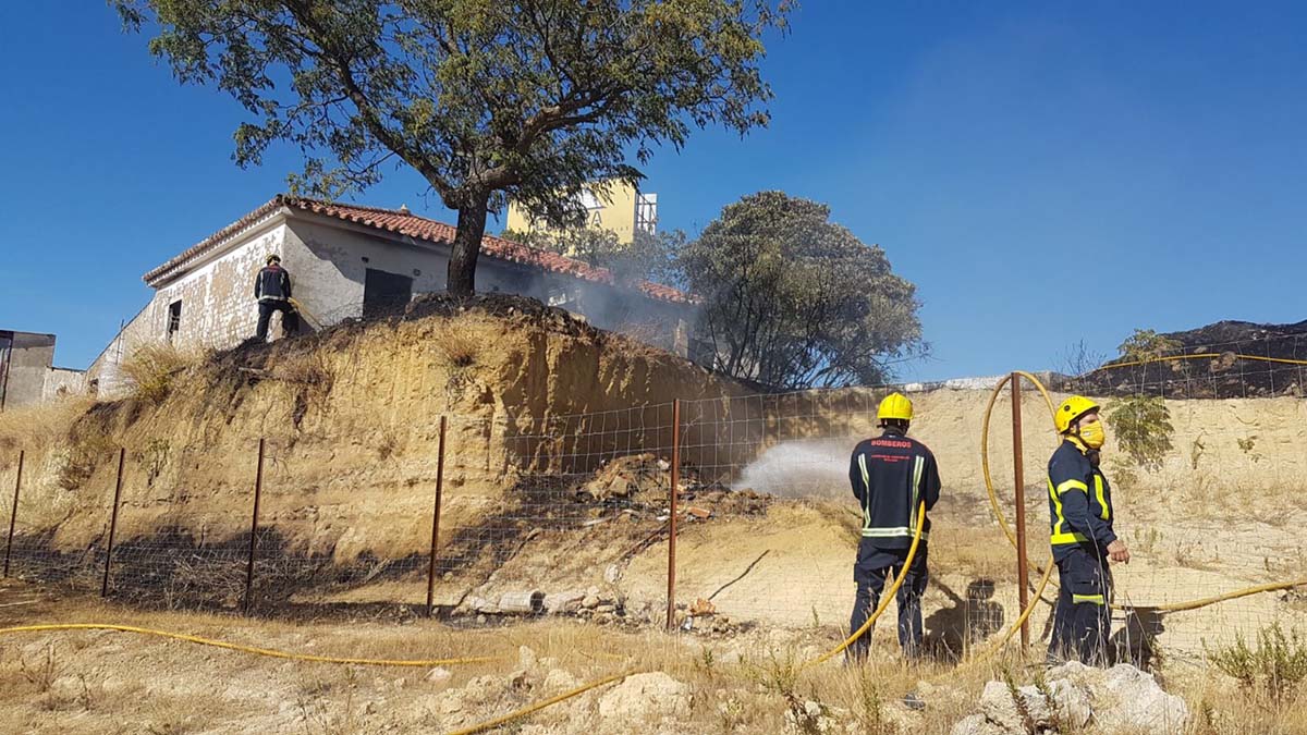 Momento en el que los bomberos apagan en segundo incendio del día.