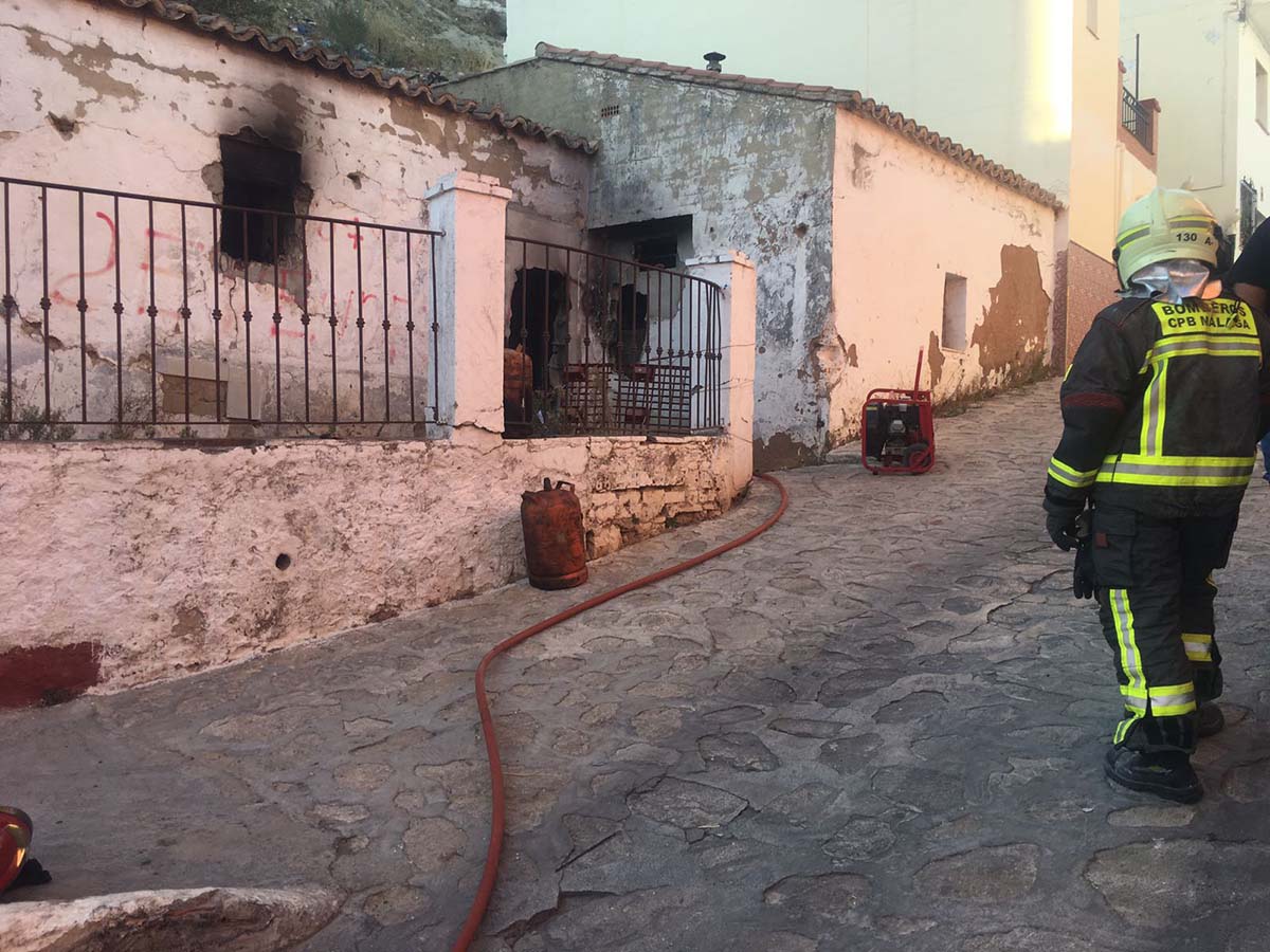 Las llamas han provocado daños materiales en el interior de la vivienda abandonada.