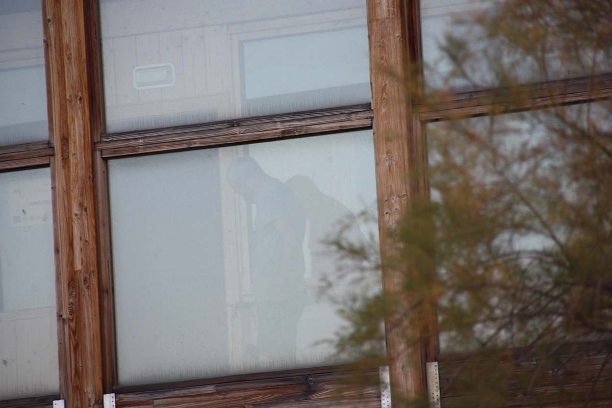 Una persona mayor es uno de los okupas que viven en el edificio abandonado y en una situación precaria.