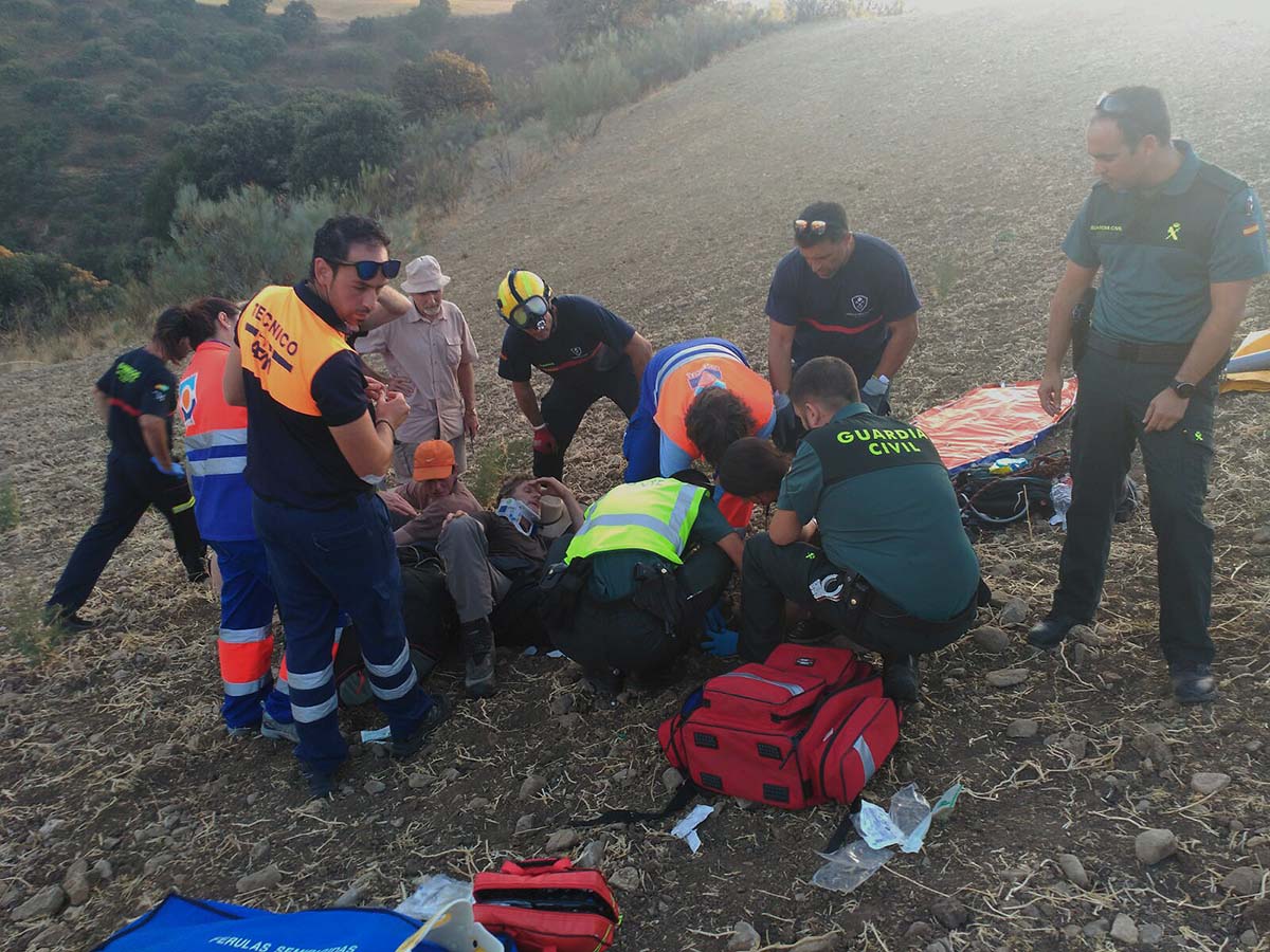 Localizan y rescatan a un parapentista que se estrelló en un sembrado de Montecorto