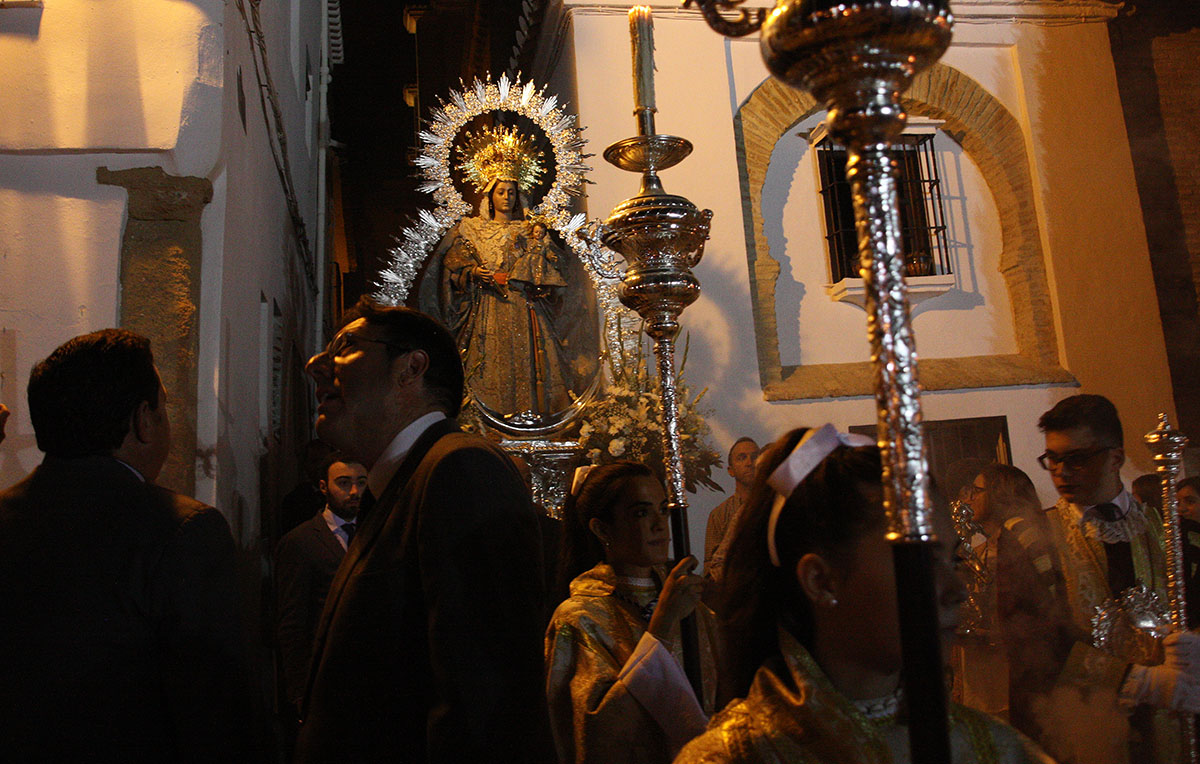Imagen inédita de la Patrona pasando por el callejón de San Juan Bosco, junto a la colegiata de Santa María.