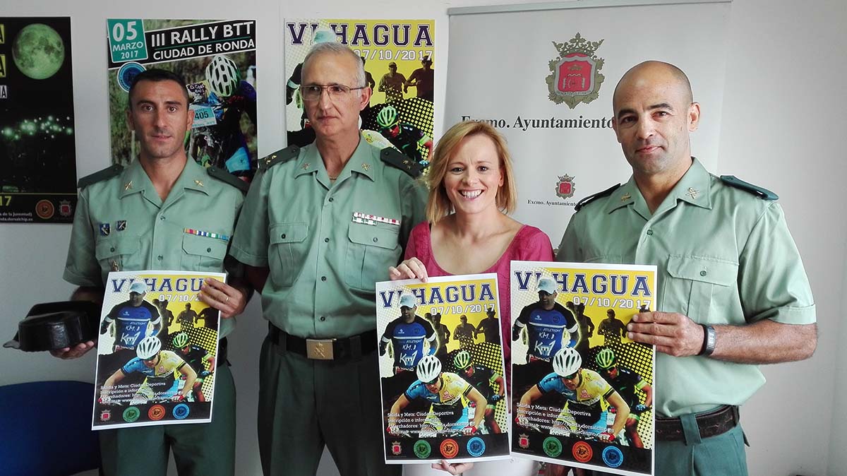 La concejal junto al capitán de la Guardia Civil y deportistas de este cuerpo en la pesentación de las prueba.