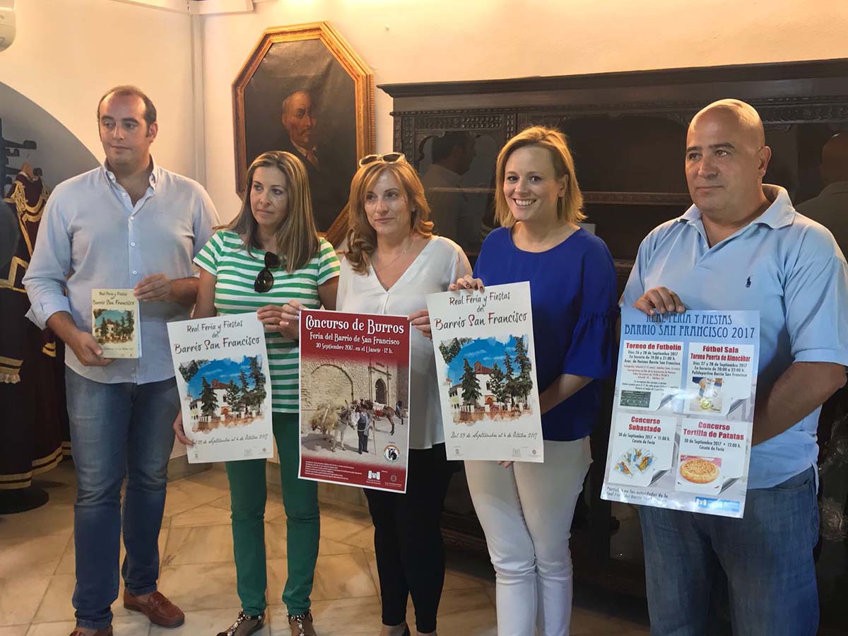 Responsables municipales, de la Asociación de Vecinos y de la Hermandad del Santo Entierro han presentado los carteles.