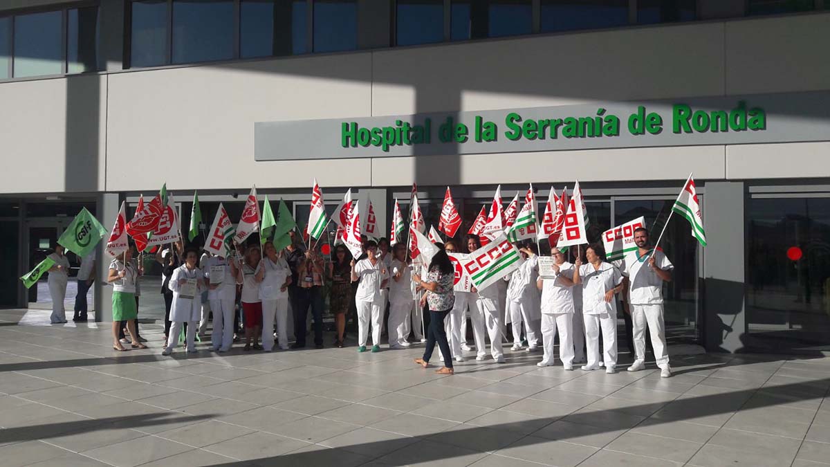 Momento en el que los trabajadores del Hospital de Ronda se han concentrado en las puertas del centro.
