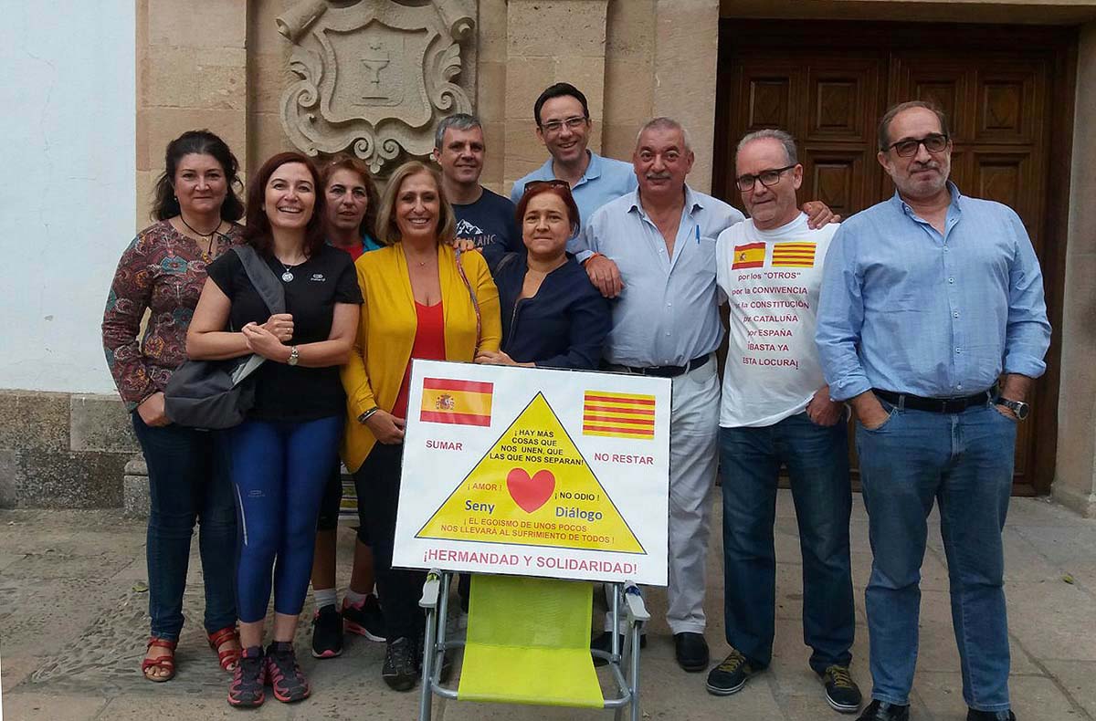 Algunos de los profesionales sanitarios y amigos arropando a Pepe Frías.
