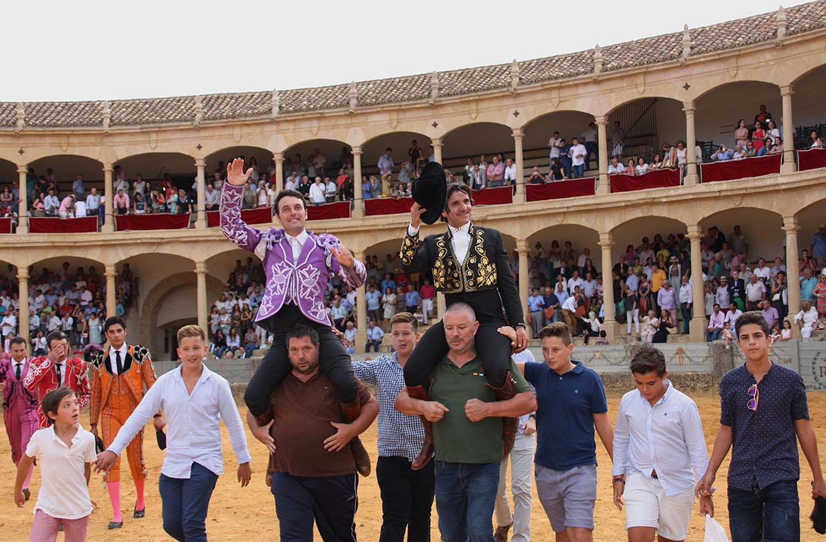 Andy Cartagena y Diego Ventura han salido por la puerta grande de la Maestranza.