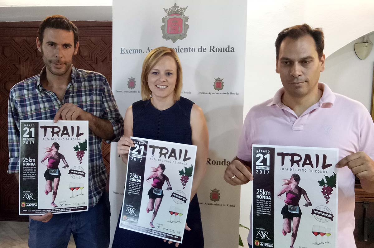 La concejal de Deportes y responsables de la Ruta del Vino de Ronda en la presentación de la prueba.