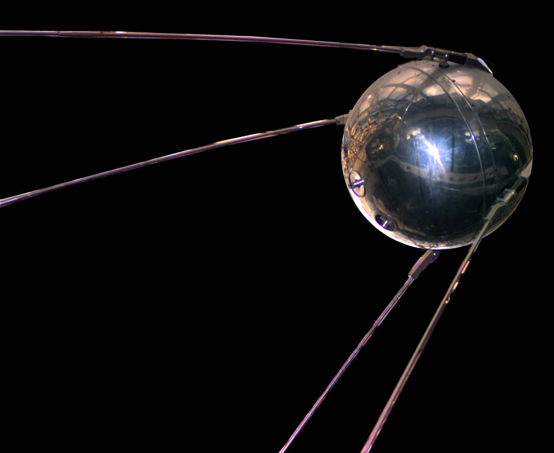El Sputnik 1 fue el primer satélite artificial puesto en órbita alrededor de la Tierra.