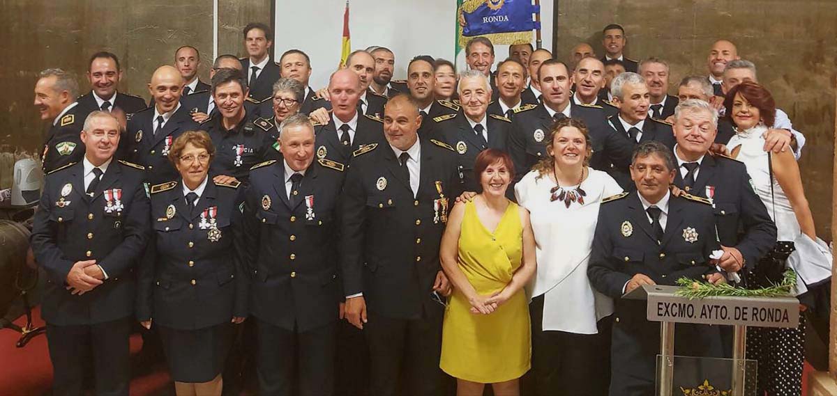 Foto de familia de los miembros de la Policía Local junto a la alcalodesa y la concejal de Seguridad.